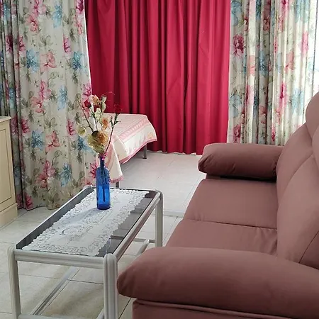Solo Familias Domo Apartment